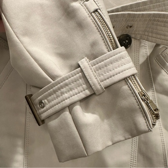 Zara double breasted trench coat. Size XS. Beige and gold hardware detailing. - Picture 8 of 15